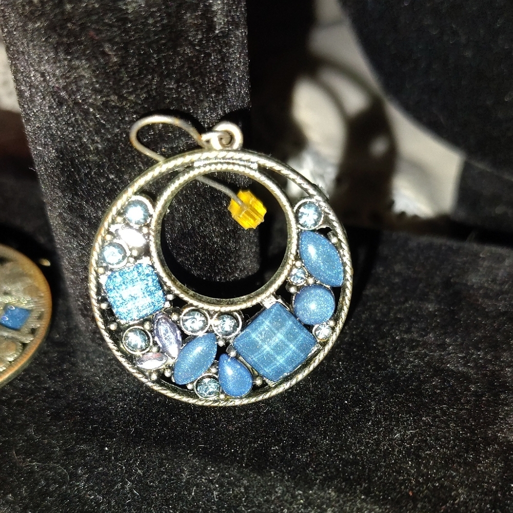 Elegant Blue and Silver Earrings - Picture 4 of 6